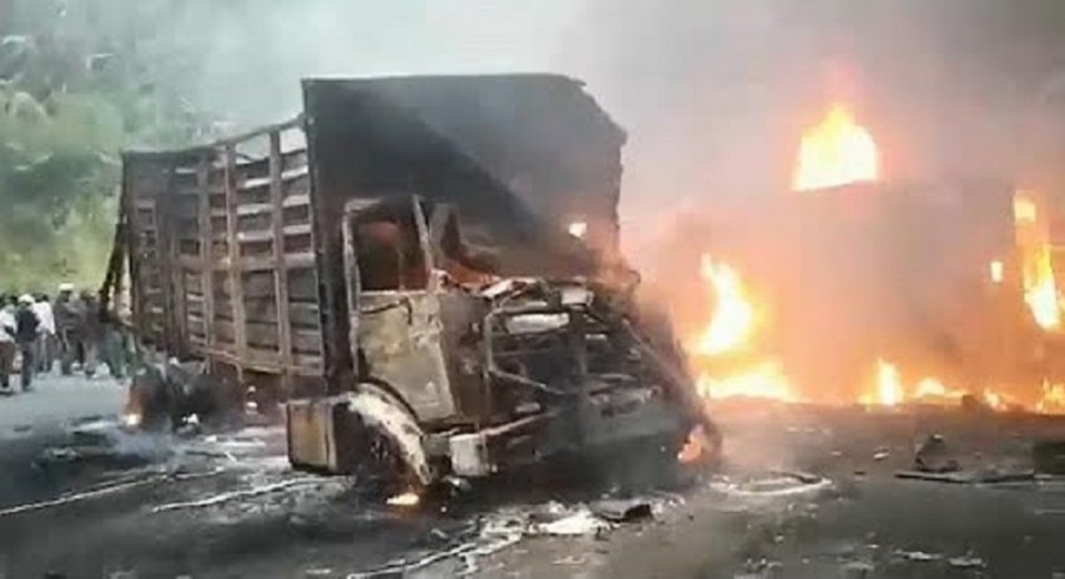 ट्यांकरसँग ठोक्किएर बसमा आगलागी, ५३ जनाको मृत्यु