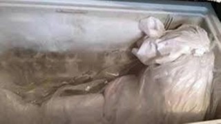 १० बर्षसम्म आमाको शवलाई फ्रिजमा लुकाएको खुलासा, एक महिला पक्राउ